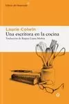 UNA ESCRITORA EN LA COCINA